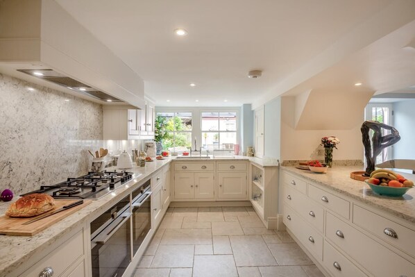 Microwave, oven, dishwasher, high chair - 6 Bed in Beaumaris (oc-t44703) (Beaumaris)