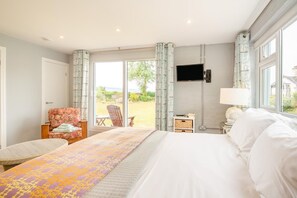 Iron/ironing board, travel cot, bed sheets - 5 Bed in Beaumaris (oc-s44705) (Beaumaris)