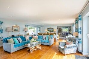 TV - 5 Bed in Beaumaris (oc-s44705) (Beaumaris)