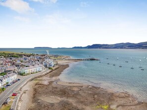 Beach - 5 Bed in Beaumaris (oc-s44705) (Beaumaris)