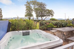 Outdoor spa tub - 5 Bed in Beaumaris (oc-s44705) (Beaumaris)