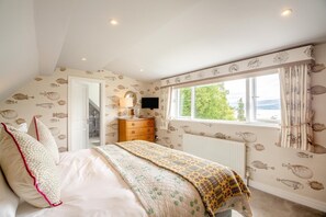 A bedroom with a bed, dresser, and a window with a view. - 5 Bed in Beaumaris (oc-s44705) (Beaumaris)