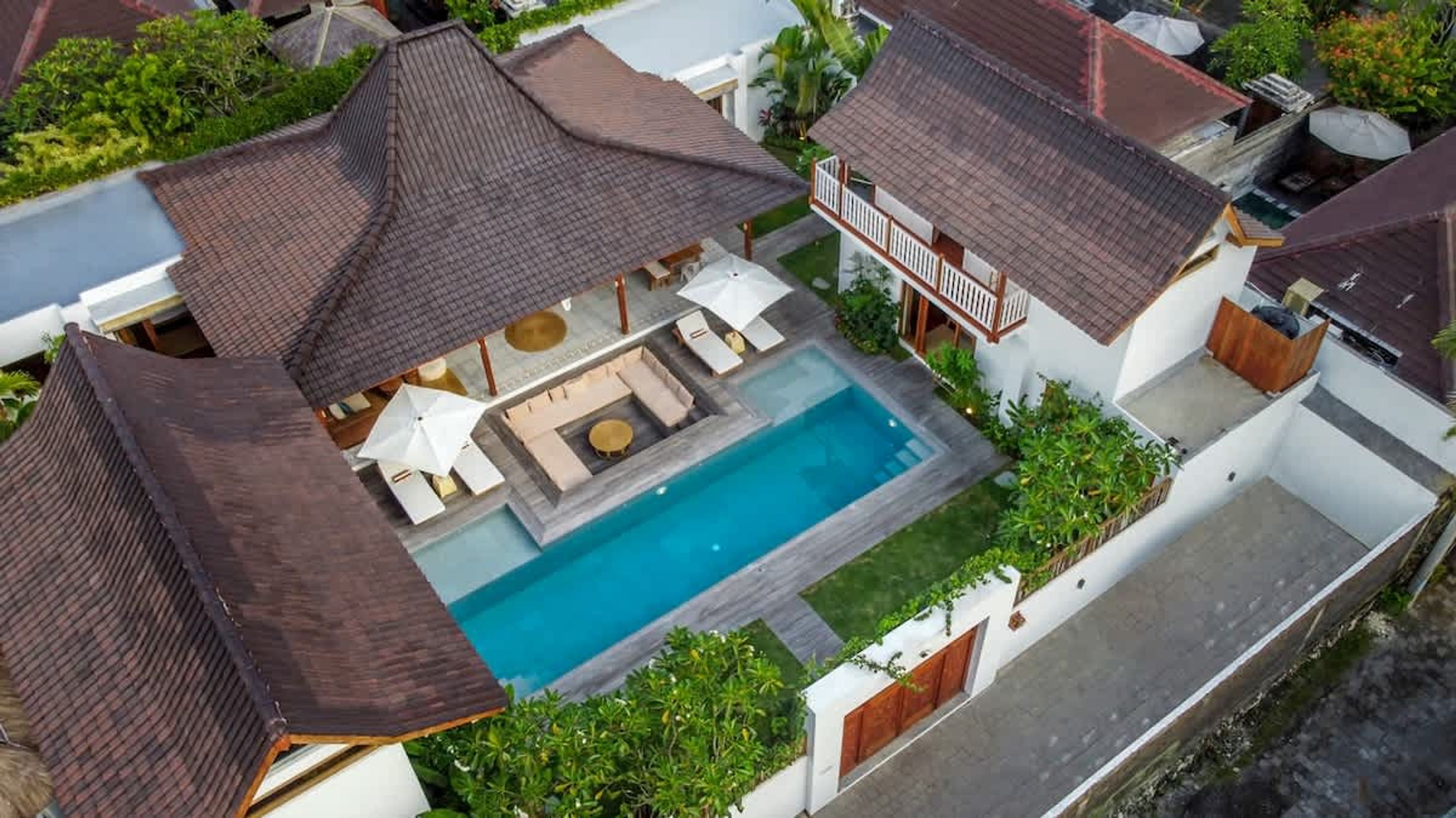 Una proprietà residenziale con piscina, diverse stanze e un giardino.