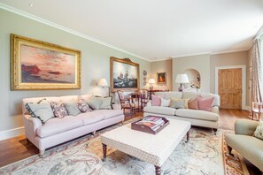A living room with two sofas, a coffee table, and a dining area with chairs. - 6 Bed in Chebbard (oc-c43267) (Puddletown)