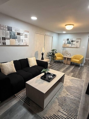 TV - Spacious 5BD 2BA Home Close To Oakbrook (Westmont)