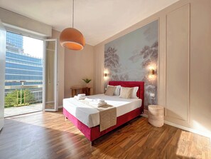 Ein modernes Schlafzimmer mit einem roten Bett, Holzboden, einem großen Fenster und Blick auf die Stadt.