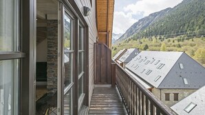 A wooden balcony with a view of a mountain landscape. - Luderna - Dúplex Val de Ruda C37 Malh Blanc (Baqueira)