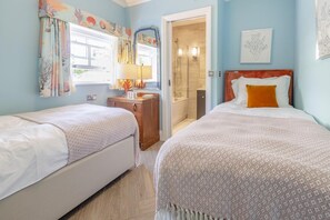 Bügeleisen/Bügelbrett, Reisekinderbett, kostenloses WLAN, Bettwäsche