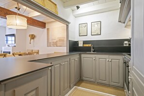 Wasserkocher mit Kaffee-/Teezubehör, Kühlschrank, Mikrowelle, Ofen