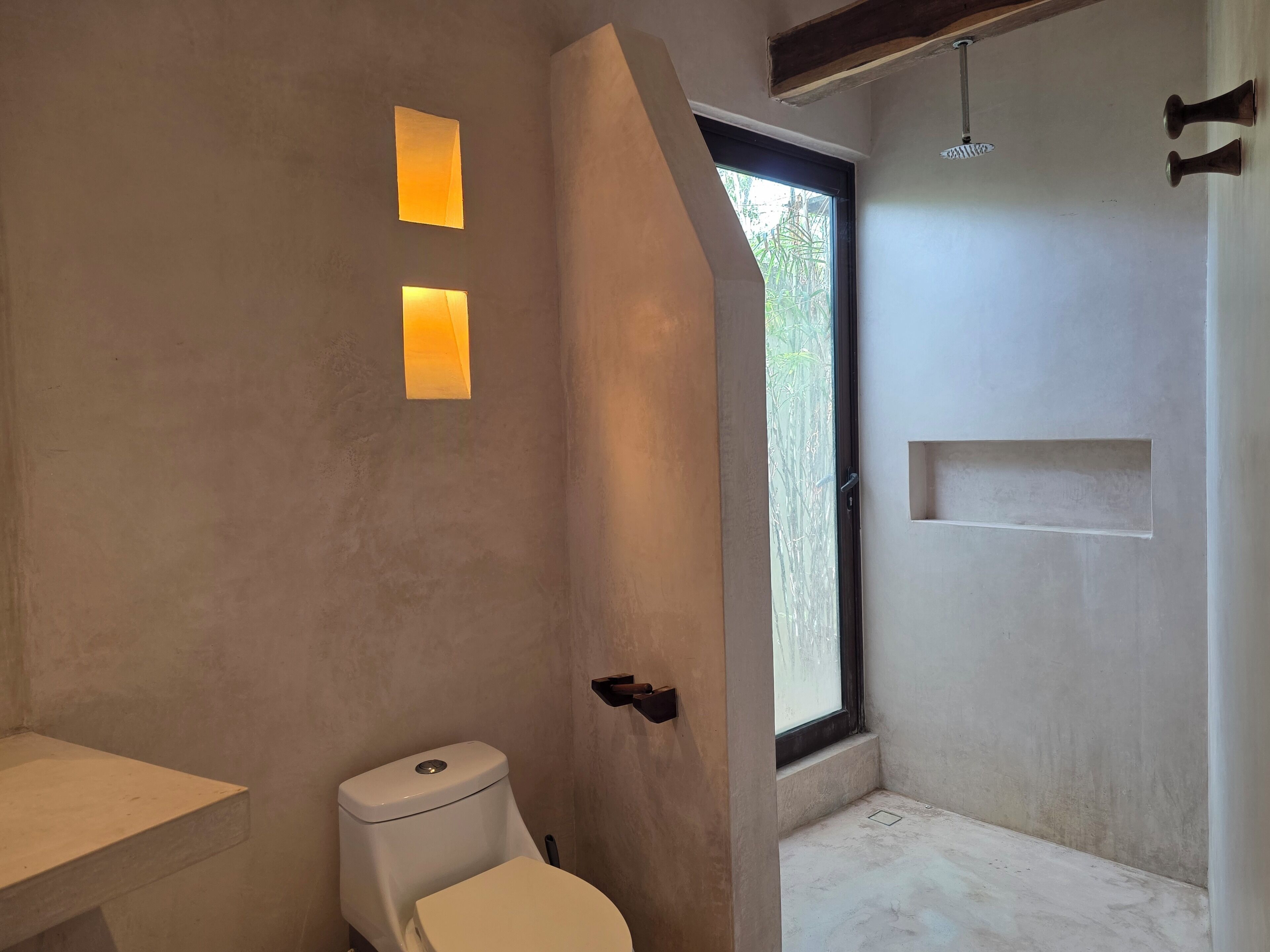 Eenvoudige suite, uitzicht op zwembad | Badkamer | Een douche, een haardroger, handdoeken, zeep