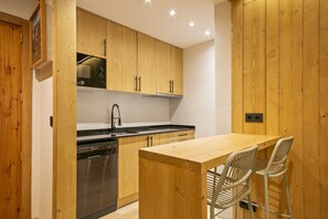 Wasserkocher mit Kaffee-/Teezubehör, Kühlschrank, Mikrowelle