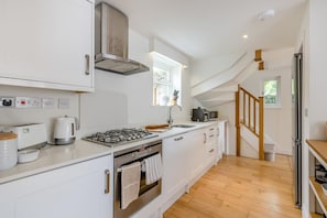 Microwave, oven, dishwasher, cookware/dishes/utensils - 2 Bed in Croyde (oc-g44729) (Croyde)