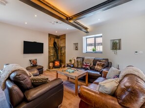 TV, fireplace - 4 Bed in Skirlaugh (oc-w43303) (Skirlaugh)
