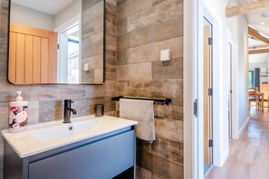 Towels - 2 Bed in Skirlaugh (oc-r43305) (Skirlaugh)