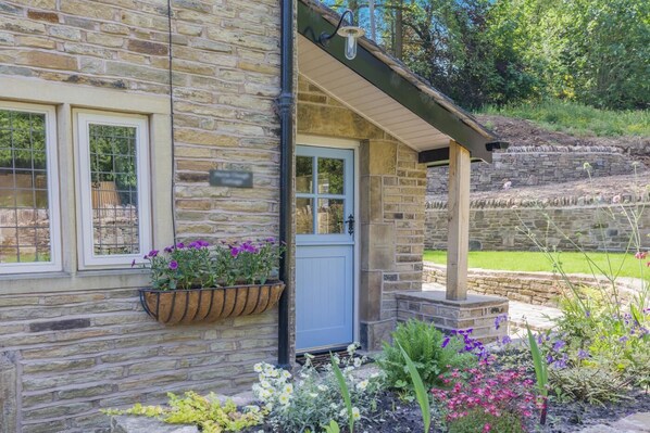 Exterior detail - 2 Bed in Glossop (oc-h43766) (Glossop)