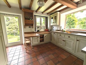Oven, dishwasher, cookware/dishes/utensils - 3 Bed in Whatstandwell (oc-h42743) (Whatstandwell)