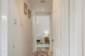 Interior - 2 Bed in Cowes (oc-t44721) (Rew Street)