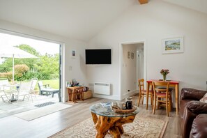 TV - 2 Bed in Cowes (oc-t44721) (Rew Street)