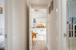 Iron/ironing board, travel cot, free WiFi, bed sheets - 2 Bed in Cowes (oc-t44721) (Rew Street)
