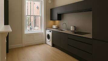 Oven, dishwasher, cookware/dishes/utensils