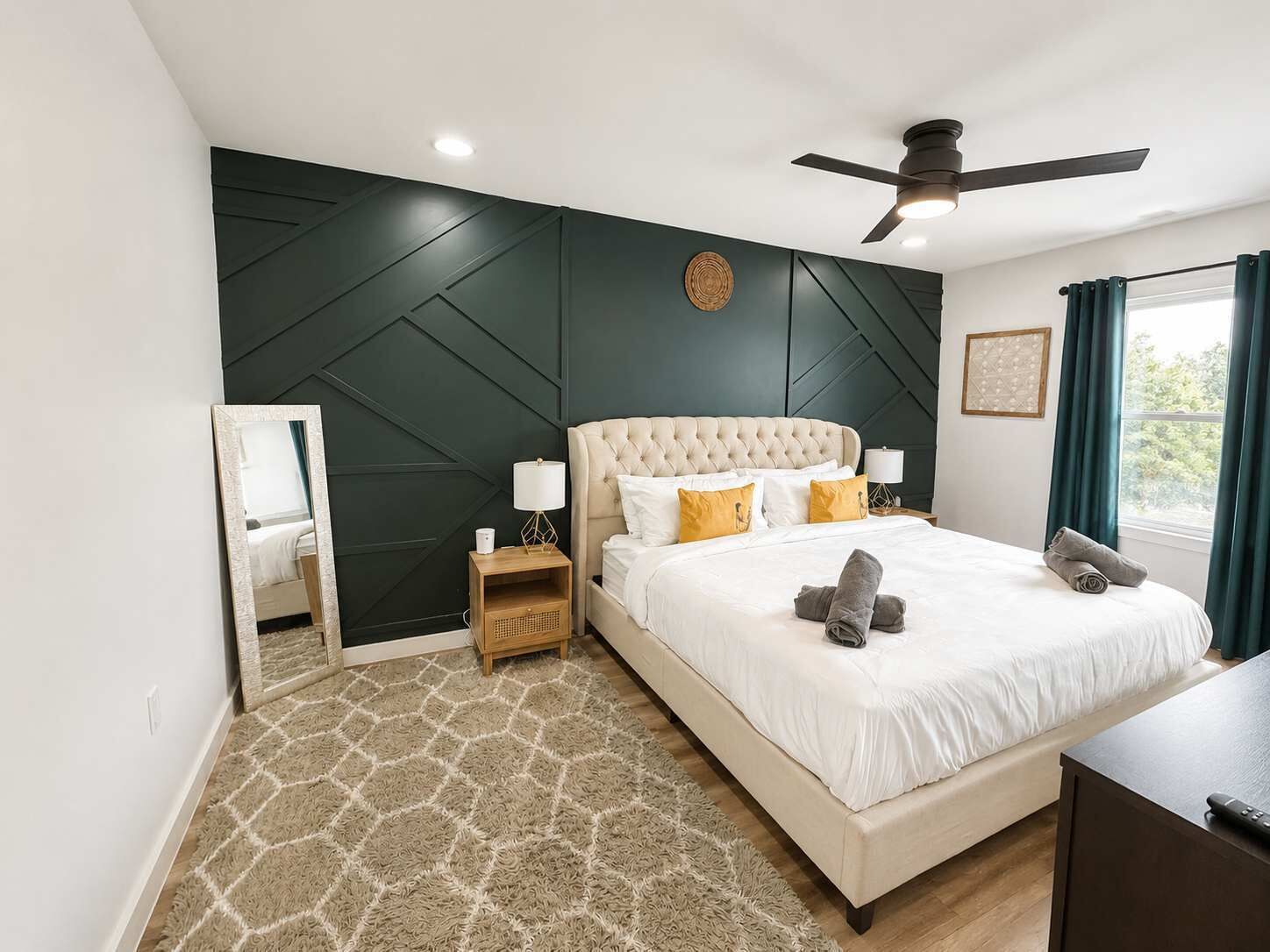 4 habitaciones, tabla de planchar con plancha, wifi y ropa de cama 