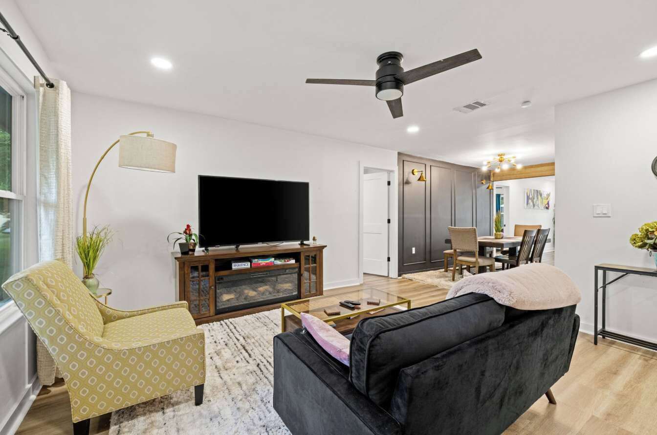 TV, fireplace