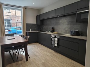 Oven, dishwasher, cookware/dishes/utensils - 2 Bed in Carlisle (oc-a42762) (Carlisle)
