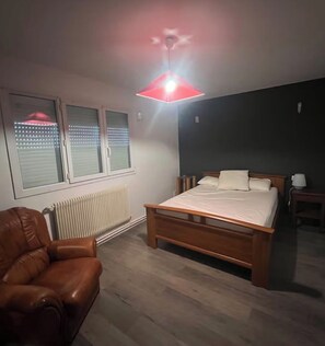 Room - Vrbo Property (Carcans)