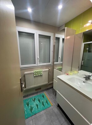 Bathroom - Vrbo Property (Carcans)