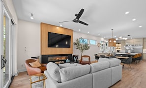 TV, fireplace, offices - Slaughter Pen Flow Hub Trailside Epic Escape (Bentonville)