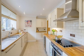 Oven, dishwasher, high chair, cookware/dishes/utensils - 3 Bed in Scalby (oc-s42779) (Scalby)