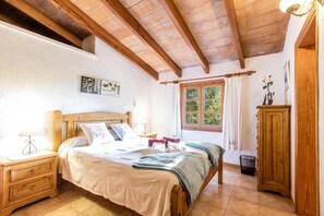 WiFi, bed sheets - Vacation Home “Fontxica” with Mountain View, Pool, Wi-Fi, Garden & Terrace (El Vilà)