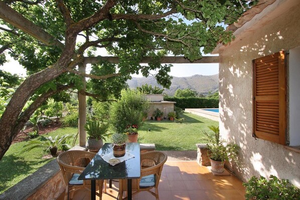Outdoor dining - Vacation Home “Fontxica” with Mountain View, Pool, Wi-Fi, Garden & Terrace (El Vilà)