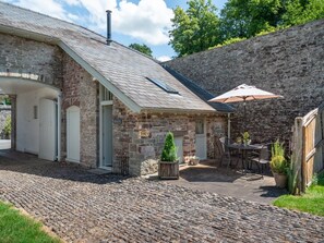Outdoor dining - 1 Bed in Brecon (oc-42936) (Llanfrynach)