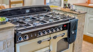 Eine Küche mit Herd, Backofen und verschiedenen Küchengeräten.