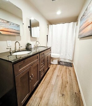 Bathroom - Country Getaway - 20 min to Dallas - Sunset views (Forney)