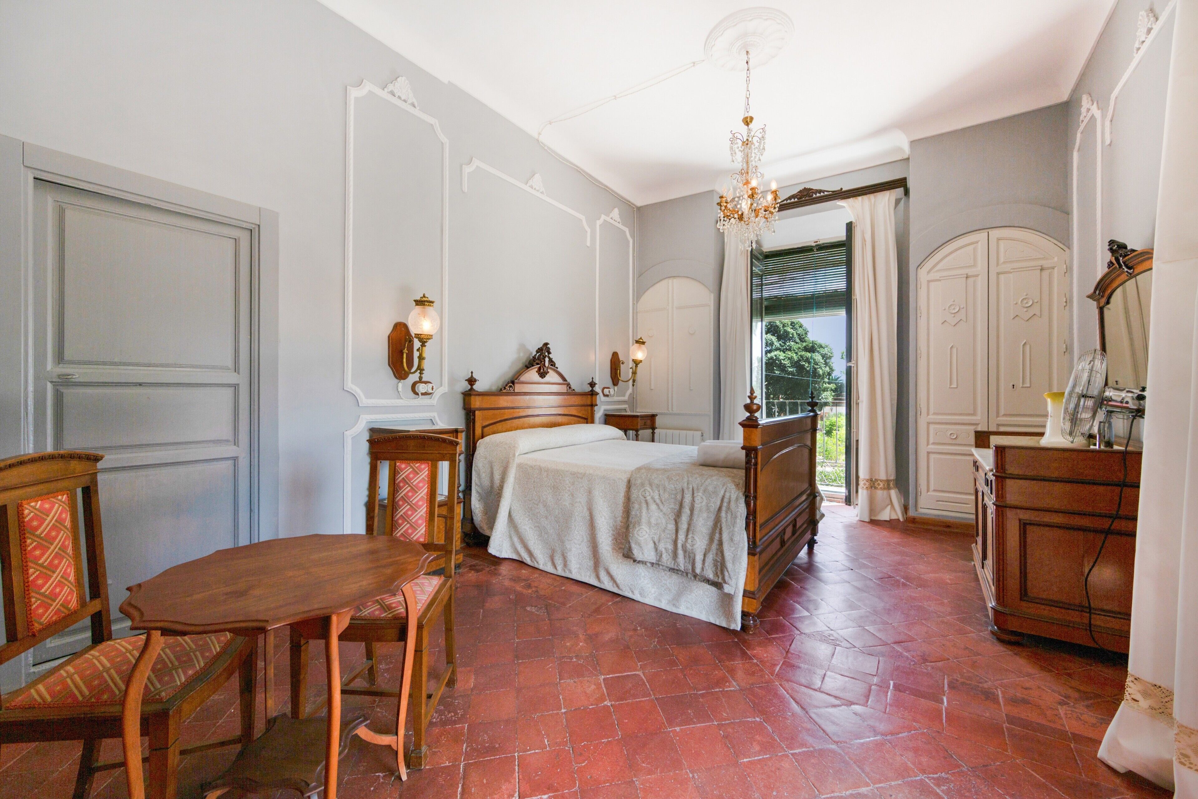 9 bedrooms, WiFi, bed sheets
