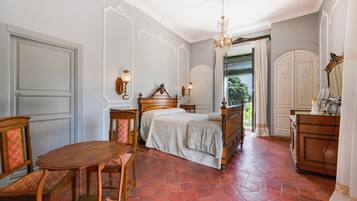 9 bedrooms, WiFi, bed sheets