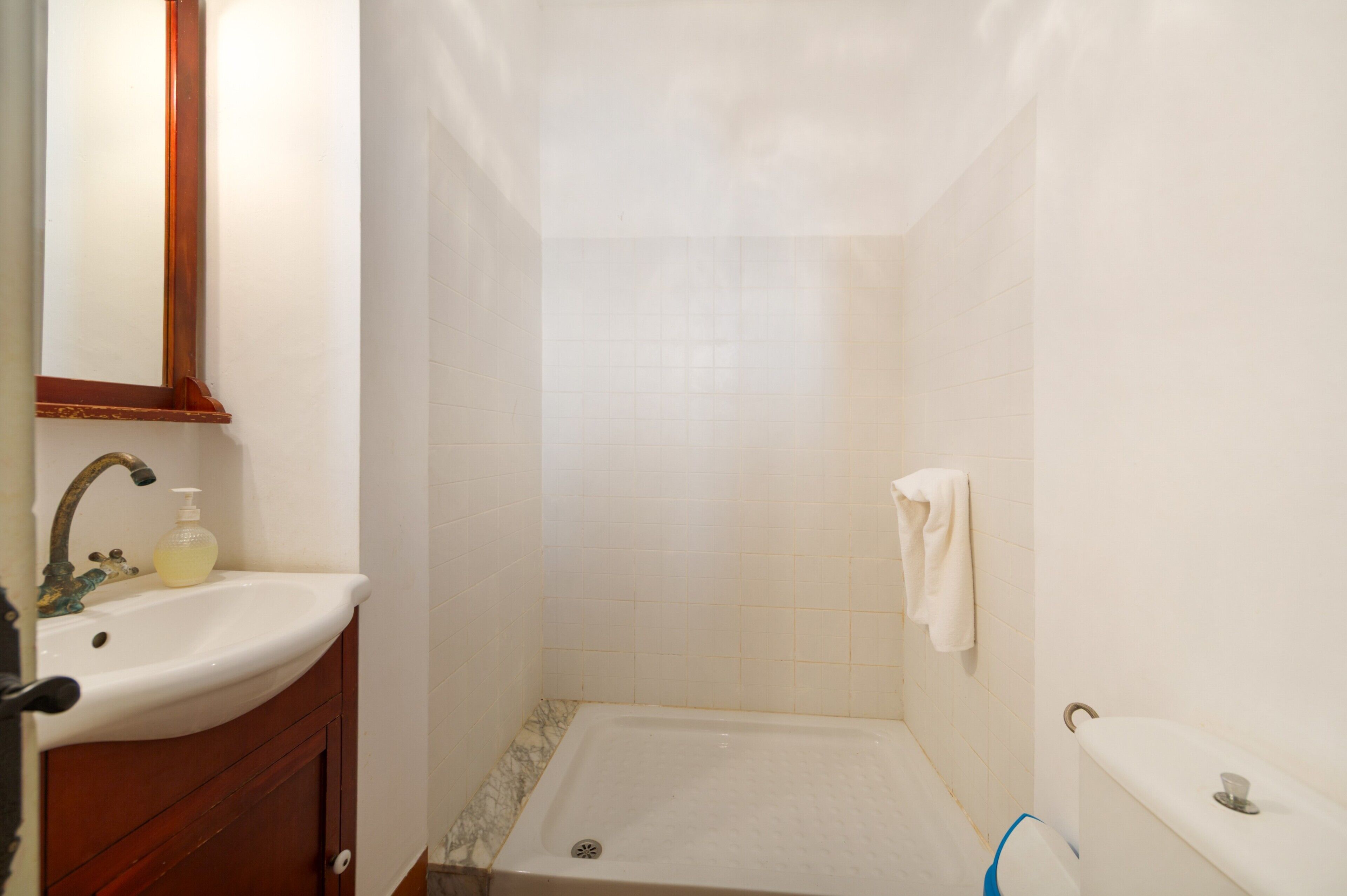 Shower, towels