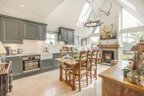 Microwave, oven, high chair, cookware/dishes/utensils - 1 Bed in Kirkliston (oc-o42755) (Kirkliston)