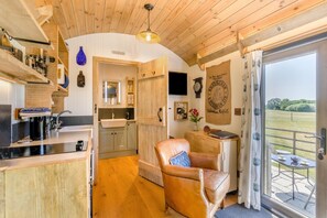 Microwave, oven, cookware/dishes/utensils - 1 Bed in Brisley (oc-t43302) (Brisley)