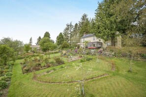 Property grounds - 3 Bed in Lintrathen (oc-w42585) (Lintrathen)