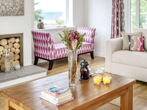 TV - 4 Bed in Padstow (oc-88475) (Harlyn Bay)