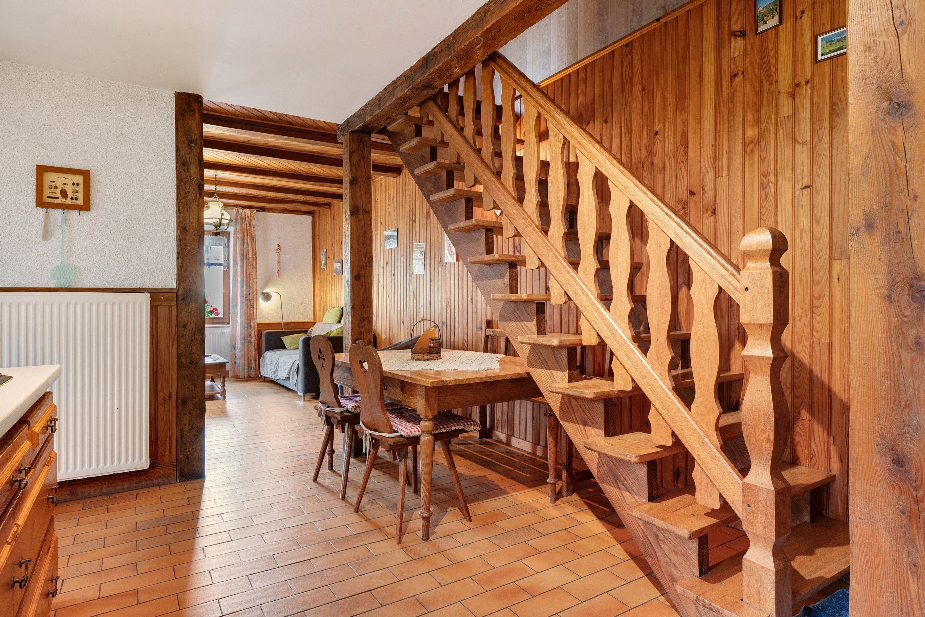 Eine Holztreppe mit traditionellem Design, die zu einer oberen Etage führt.