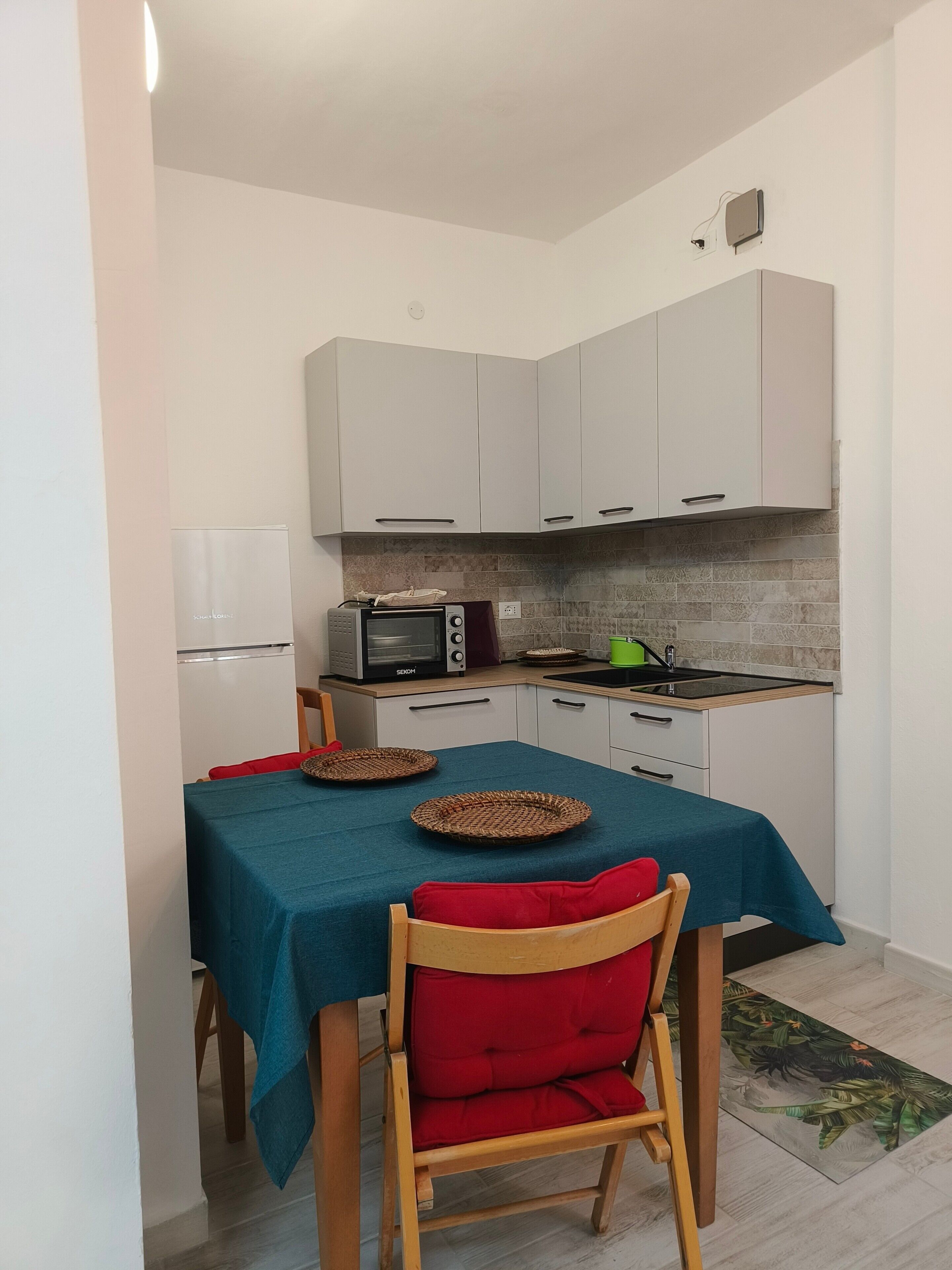 Frigorifero, forno, piano cottura, pentole/stoviglie/utensili