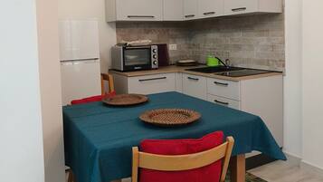 Frigorifero, forno, piano cottura, pentole/stoviglie/utensili