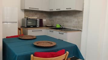 Fridge, oven, stovetop, cookware/dishes/utensils