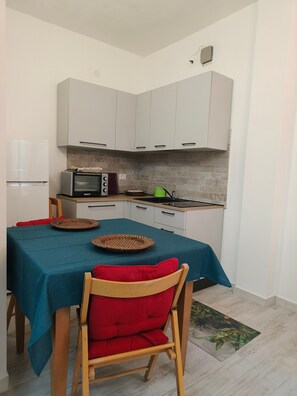 Fridge, oven, stovetop, cookware/dishes/utensils - Apartment 'Casa Aldo' with Mountain View, Shared Pool and Balcony (Teulada)