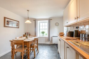 Oven, dishwasher, high chair, cookware/dishes/utensils - 1 Bed in Newlands (oc-h43762) (Borrowdale)