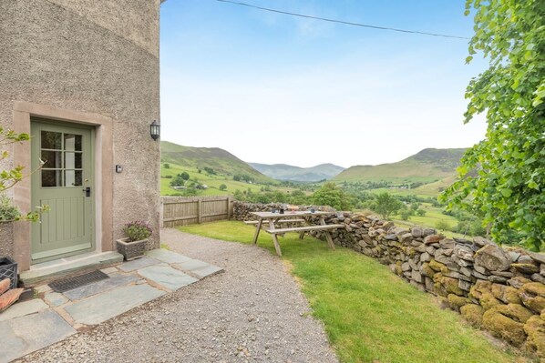 Outdoor dining - 1 Bed in Newlands (oc-h43762) (Borrowdale)